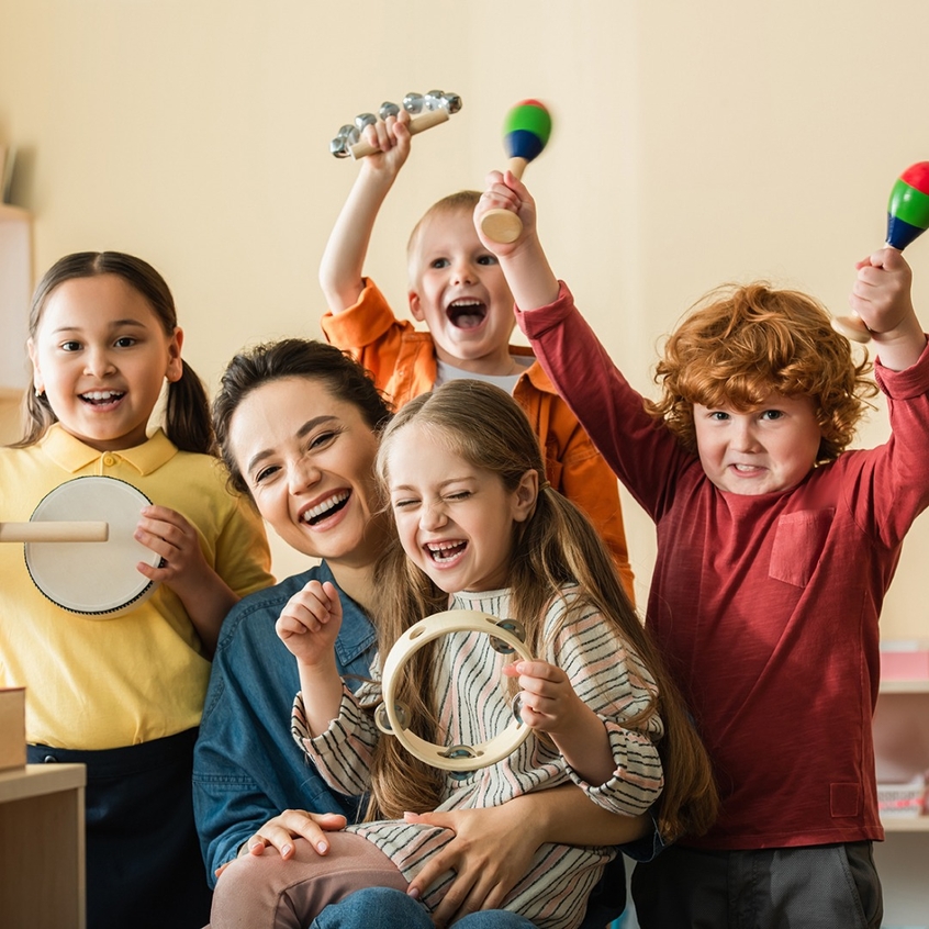 Singende und spielende Kinder.