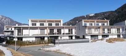 2 moderne Einfamilienhäuser mit 2 Stockwerken und Flachdach.