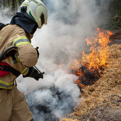 Ein Feuerwehrmann, der einen Brand löscht.