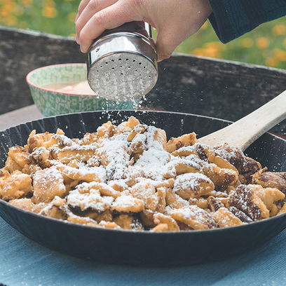 Kaiserschmarrn, der gezuckert wird