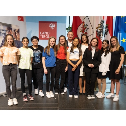 Jugendlandesrätin Astrid Mair mit den zehn Tiroler FinalistInnen beim Bundesfinale des 70. Jugendredewettbewerbs 2023.