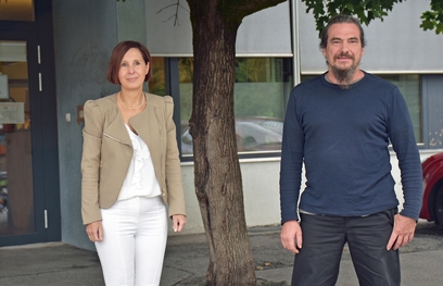 Landesrätin Gabriele Fischer und Michael Hennermann stehend vor Baum