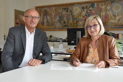 Beate Palfrader und Anton Mattle gemeinsam an Tisch sitzend