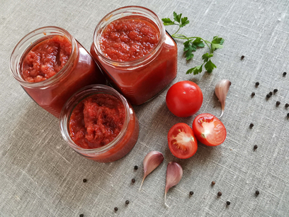 Selbst zubereitetes Ketchup in Gläsern