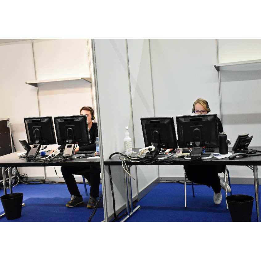 Menschen arbeiten in Computern
