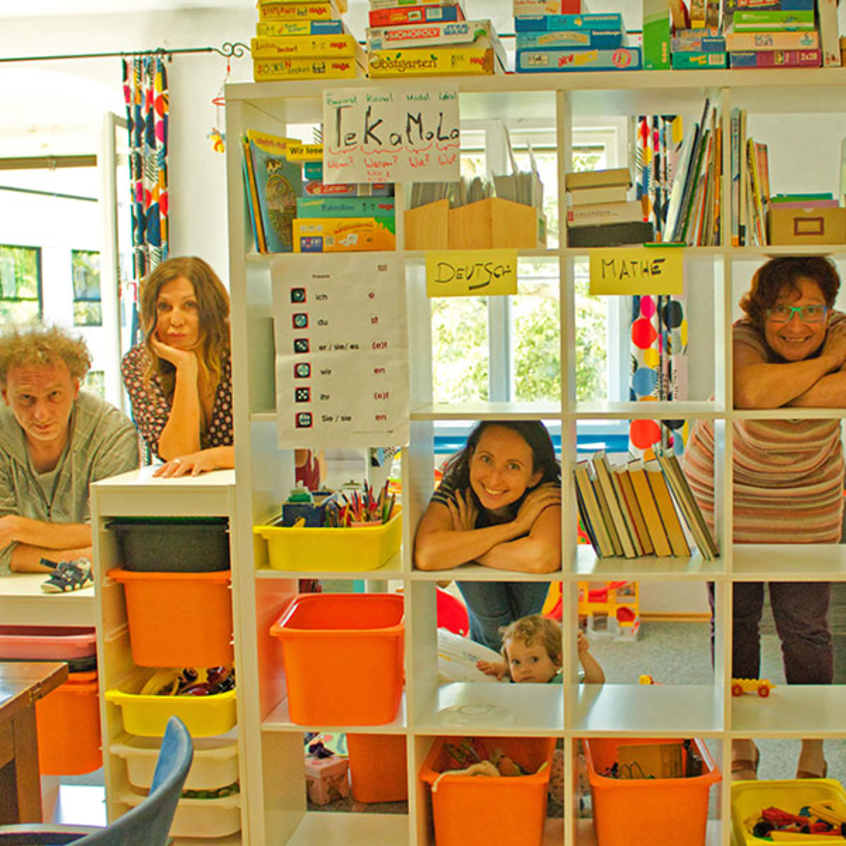 Personen hinter Bücherregal
