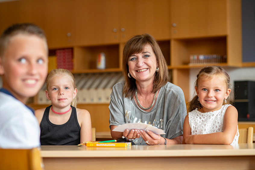Landesrätin Beate Palfrader mit Kindern
