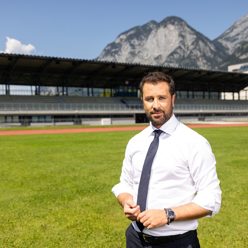 Landeshauptmann Georg Dornauer auf einem Fußballplatz.