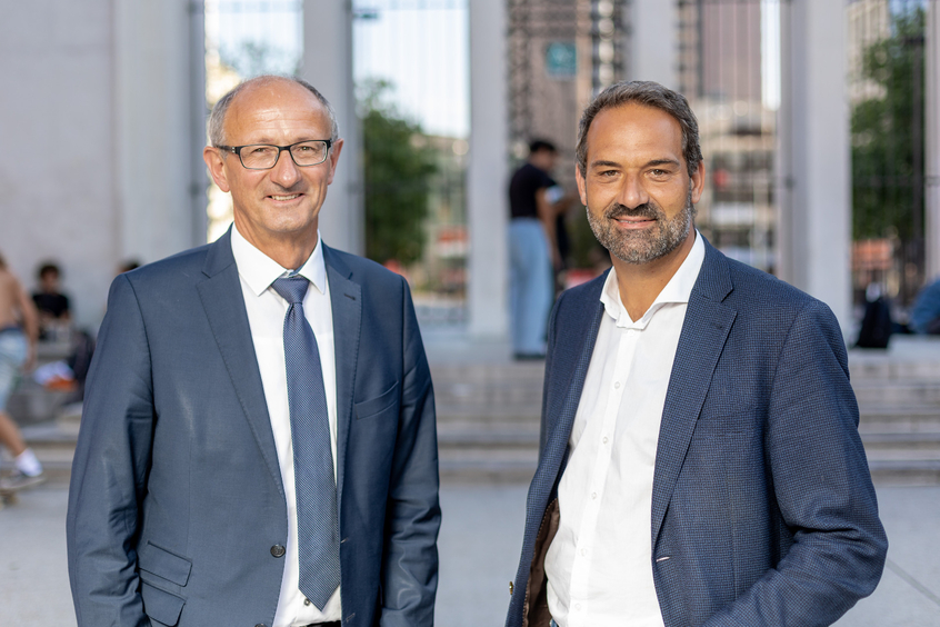 LR Anton Mattle und WK-Präsident Christoph Walser posieren für gemeinsames Foto. 