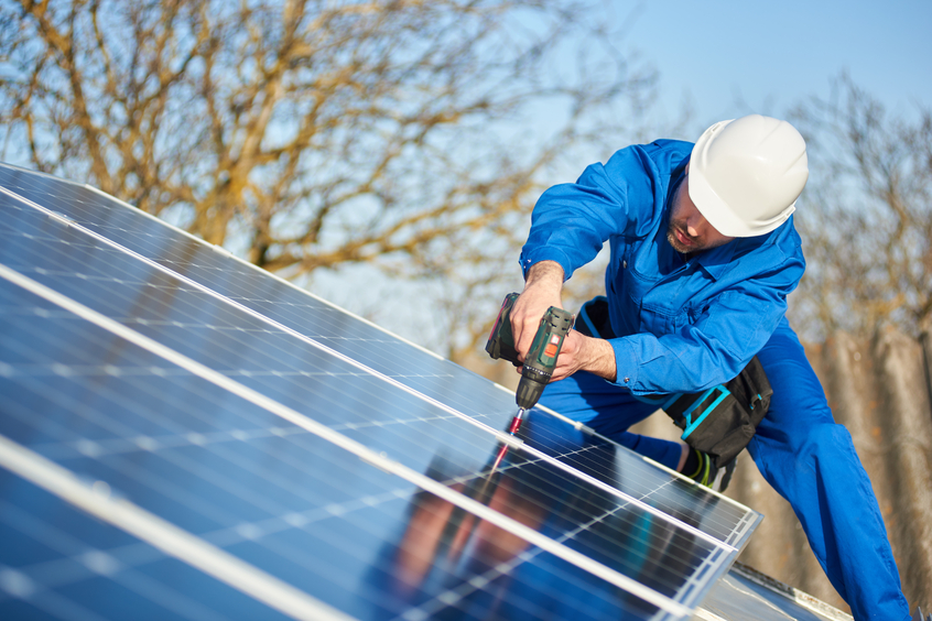 Arbeiter auf Photovoltaikanlage