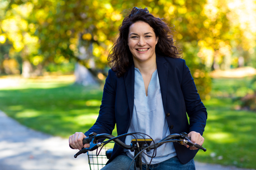 Ingrid Felipe auf Fahrrad im Park. 
