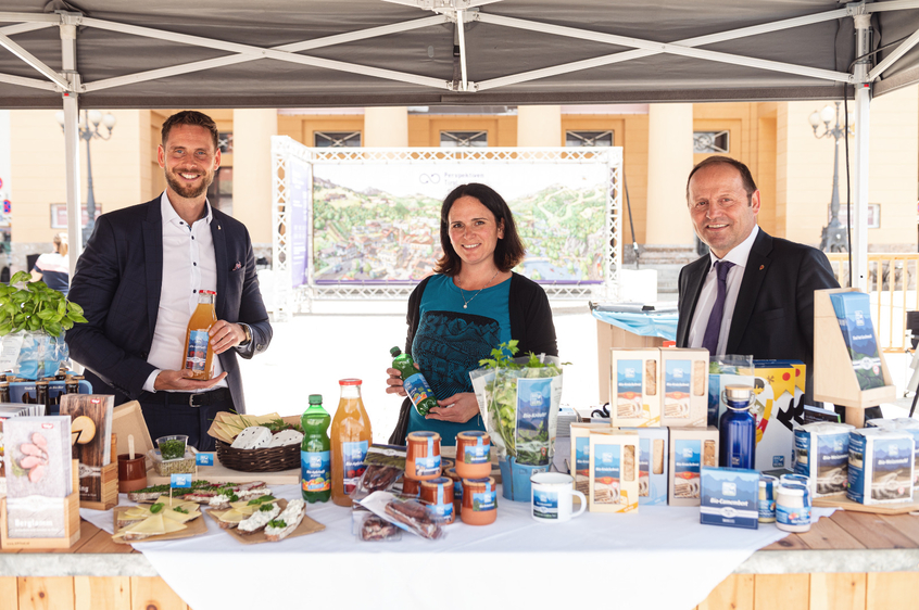 Gruppenbild mit regionalen Produkten im Vordergrund