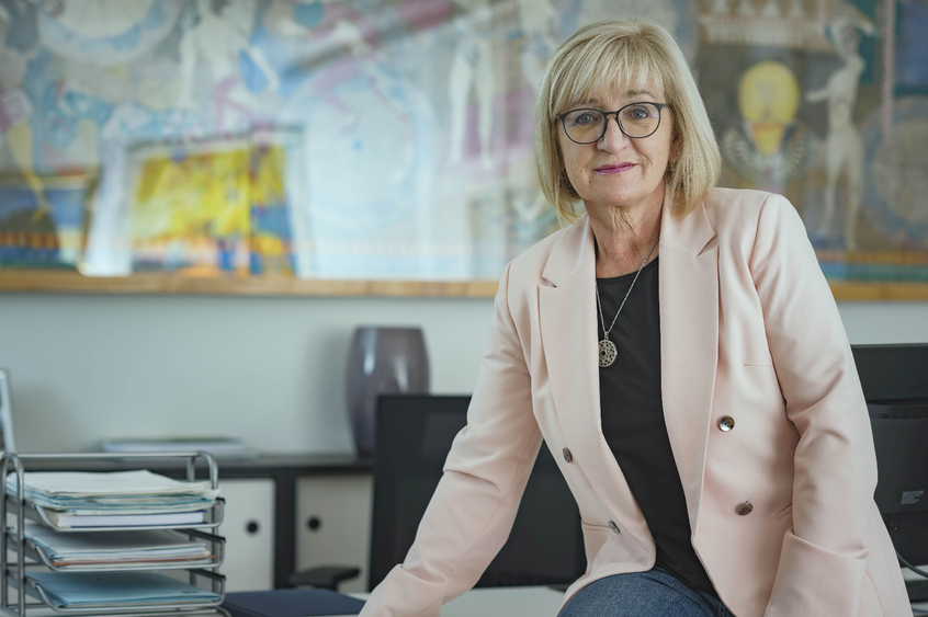 Landesrätin Beate Palfrader im Büro