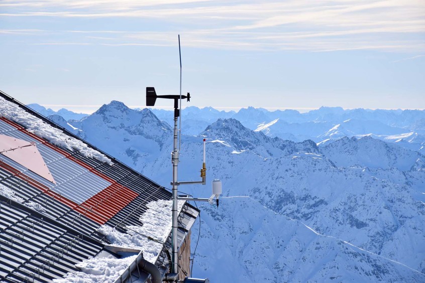 Sendemast/Wetterstation auf Berghüttendach