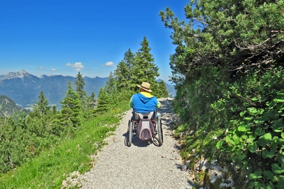Rollstuhlfahrer auf Wanderweg